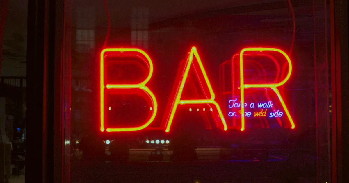 Rote Neon-Reklame einer Bar bei Nacht