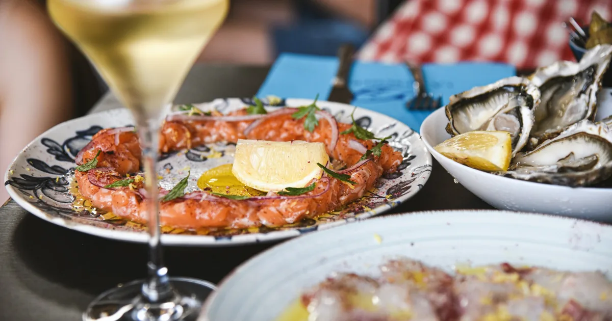 Brunch-Tisch mit Champagner und Speisen