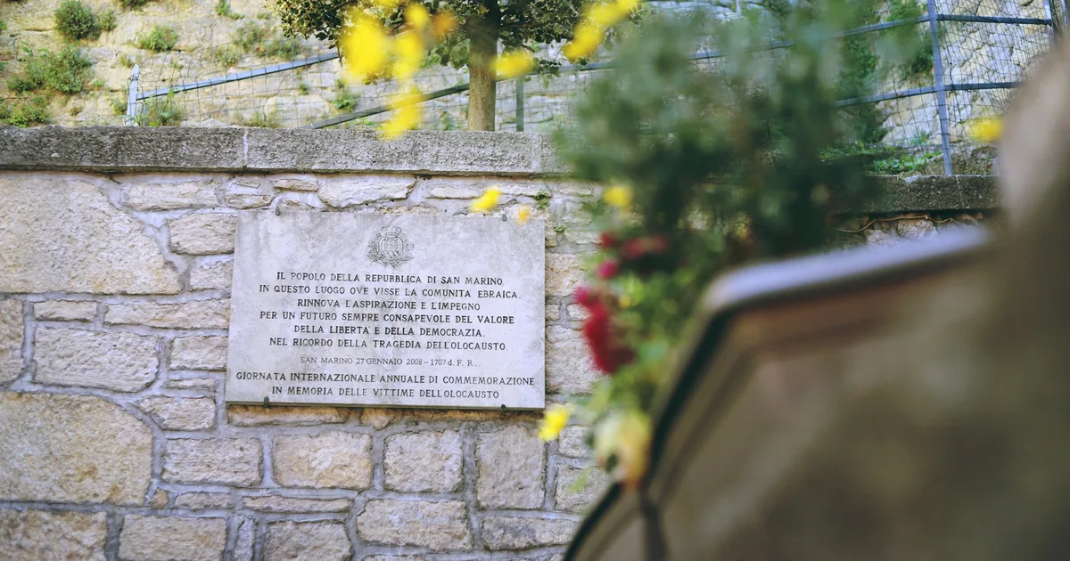 Memorial plaque at Nollendorfplatz U-Bahn station
